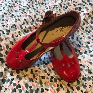 Shiny red cutout flats